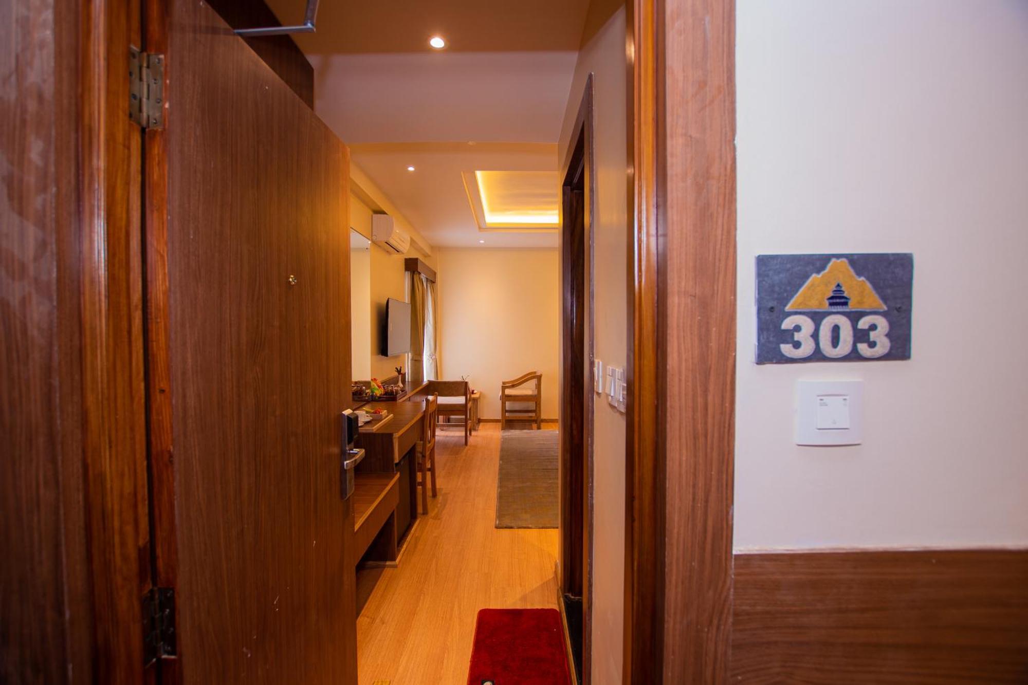 Temple Himalaya Hotel & Spa Pokhara Exterior foto